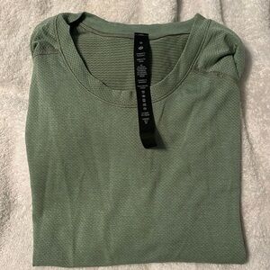 Lulu Lemon Men’s Med. short sleeve t-shirt. Barely worn.